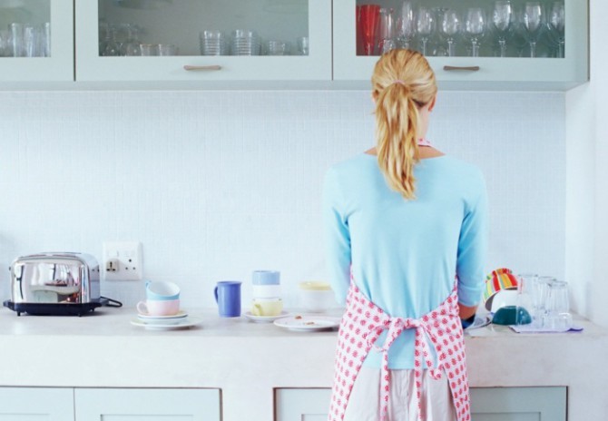 Жирные пятна на кухне – как эффективно их отмыть?