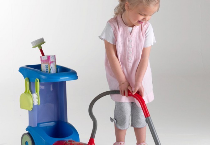 Как играя, приучить ребенка убирать игрушки у себя в комнате